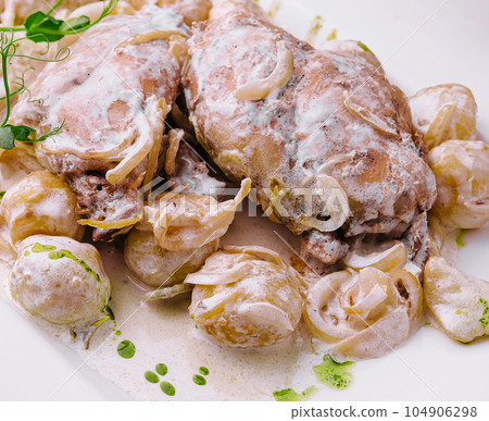 Chicken breast, potatoes and sauce on plate 104906298