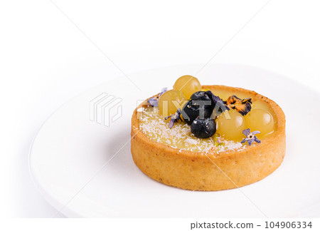 Lemon tartlet with blueberries and grapes 104906334