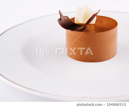 Plate with coffee panna cotta on white 104906533