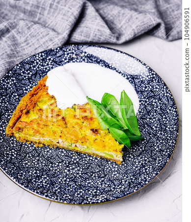 Cheese and spinach pie or quiche top view 104906591