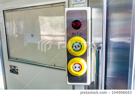 [Image material] Door button inside the train (JR Senseki Line) 104906683