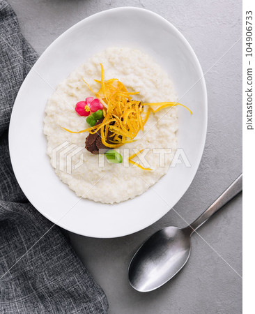 rice porridge with ganache top view 104906733