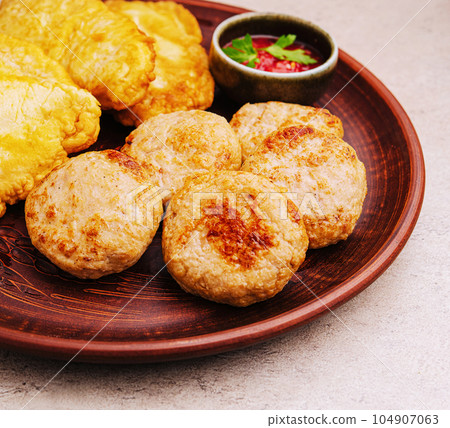Chicken cutlets from minced meat on plate Chicken cutlets from minced meat on plate 104907063
