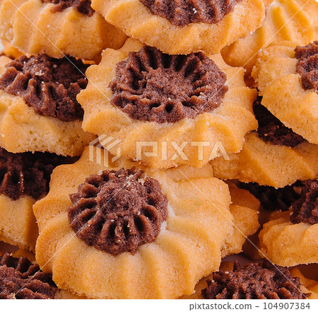 Homemade crunchy cookies with chocolate cream Homemade crunchy cookies with chocolate cream 104907384