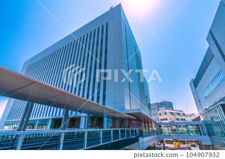 Cityscape of Yokohama, Japan View of the Totsuka Ward Office in front of Totsuka Station (QR code is affixed to the deck ceiling) 104907932