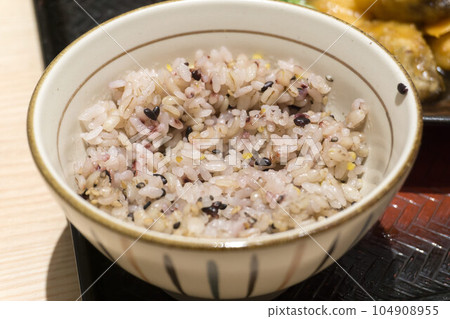 16-grain rice 104908955