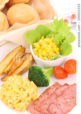 早餐，培根，炒雞蛋，土豆，沙拉，麵包，明亮的背景 104910103