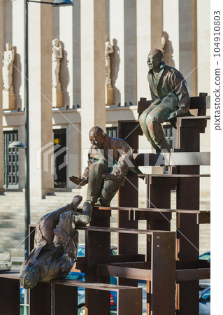 modern statue modern statue 104910803