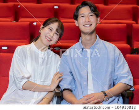 情侶微笑著看電影 104910818