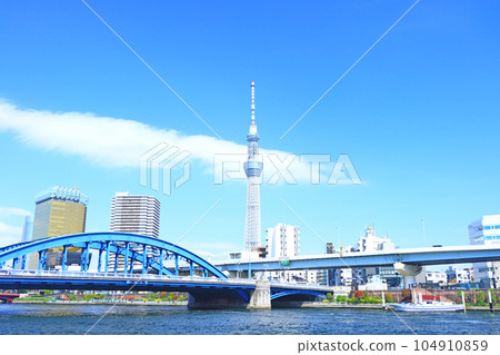 日本東京東京天空樹和 Komagata 橋的風景 日本東京東京天空樹和 Komagata 橋的風景 104910859