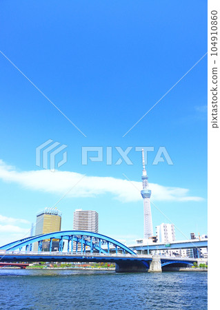 日本東京東京天空樹和 Komagata 橋的風景 日本東京東京天空樹和 Komagata 橋的風景 104910860