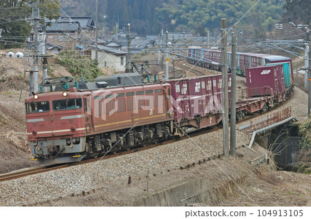 北陸本線 Isurugi-Kurikara JR Freight EF81-2（富山） 104913105