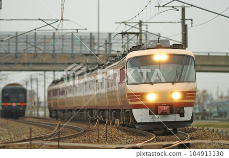 北陸本線 加賀笠間～三河 JR西日本 485系 A04編隊（京都） 雷鳥24系 黃昏 104913130