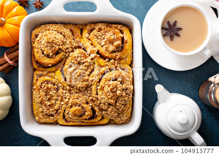 Pumpkin cinnamon rolls 104913777