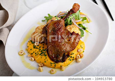 Roasted chicken leg with vegetables 104913780