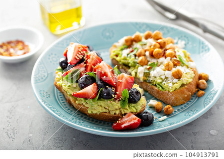 Healthy avocado toast duo 104913791