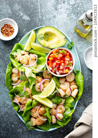Healthy shrimp lettuce wraps with salsa 104913813