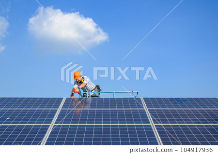 Solar panel station, Engineer installing solar panel at solar energy farm field 104917936