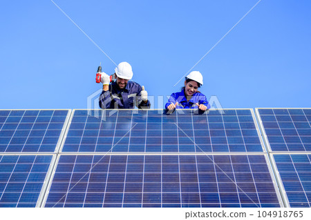 Solar panel station, Engineer installing solar panel at solar energy farm field 104918765
