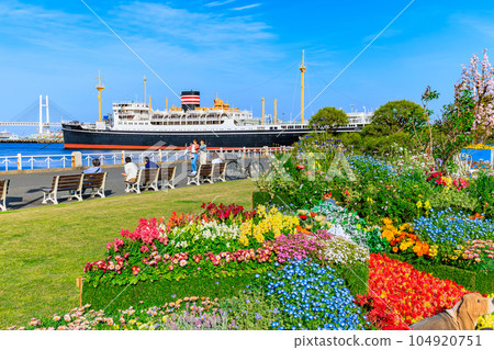 Kanagawa Prefecture, Yokohama City, Yamashita Park in spring, colorful flowers and Hikawamaru Kanagawa Prefecture, Yokohama City, Yamashita Park in spring, colorful flowers and Hikawamaru 104920751