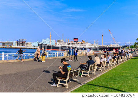 神奈川縣、橫濱市、山下公園春天，遊客看海 104920764