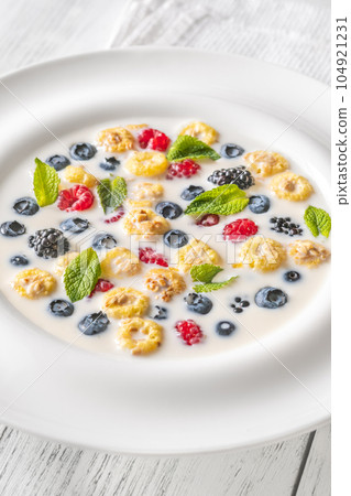 Cereal with milk and berries 104921231