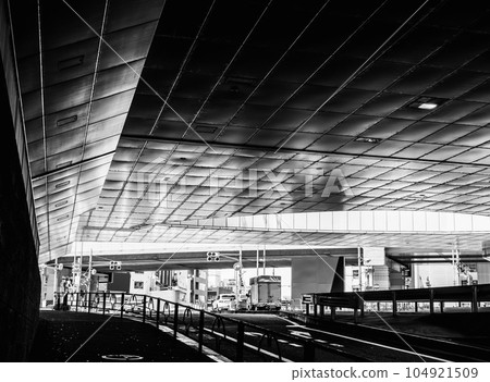 Tokyo Loop Route 3 and Roppongi 6-chome intersection monochrome Tokyo Loop Route 3 and Roppongi 6-chome intersection monochrome 104921509