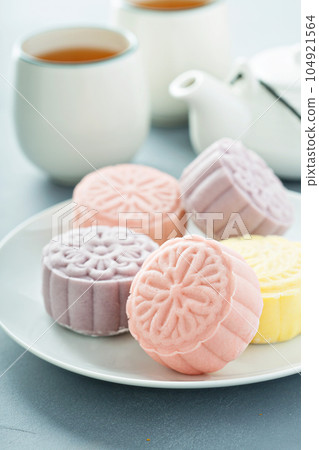 Snow skin sweet and savory traditional Chinese mooncakes 104921564
