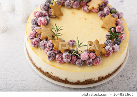 Christmas cheesecake with gingerbread base 104921665
