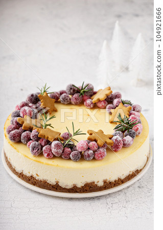Christmas cheesecake with gingerbread base 104921666