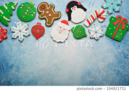 Christmas sugar and gingerbread cookies 104921752