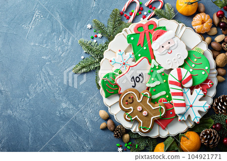 Christmas sugar and gingerbread cookies 104921771