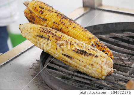 Grilled Corn for sale in a market stall in istanbul  104922176