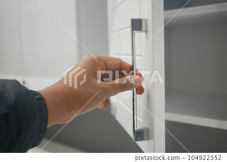 f men hand open a a drawer f men hand open a a drawer 104922352