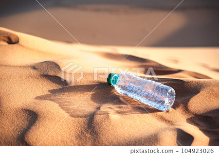 Desert plastic environmental problem Desert plastic environmental problem 104923026