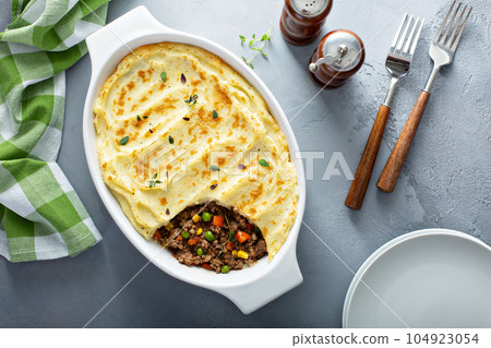 Shepherds pie with ground meat and potatoes 104923054