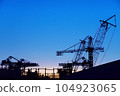 建築工地各種起重機和結構的剪影 104923065