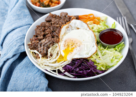 Traditional korean bibimbap 104923204