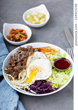 Traditional korean bibimbap 104923206