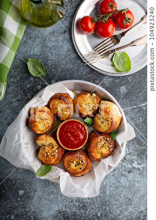 Garlic dinner rolls with marinara sauce 104923240