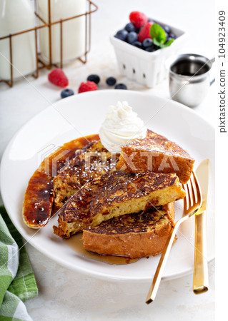French toast with caramelised banana 104923409