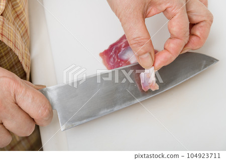 [家庭主婦用刀準備烤雞胗] 104923711