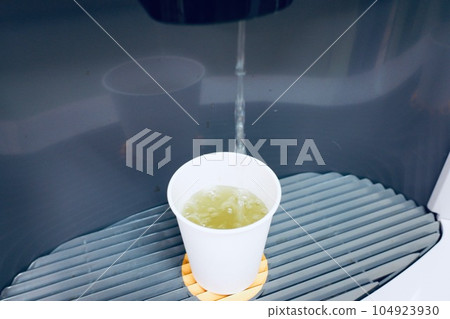 茶被倒入飲料服務器中 茶被倒入飲料服務器中 104923930