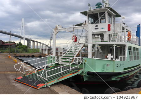 富山縣渡輪小筱形碼頭和新湊大橋（愛之風散步道堀岡方向） 104923967