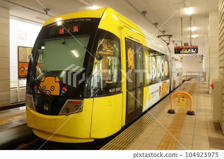 Manyo Line at Takaoka Station bound for Koshinokata Station Manyo Line at Takaoka Station bound for Koshinokata Station 104923975