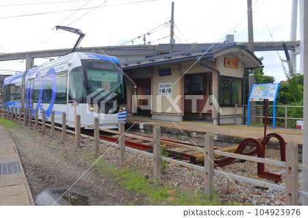 Koshinokata Station, the terminal station of the Manyo Line, and an I-tram train (Imizu City, Toyama Prefecture) 104923976