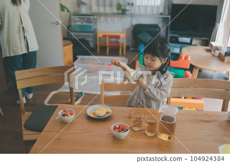 child, whelp, younger 104924384