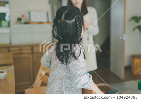 child, whelp, younger 104924385