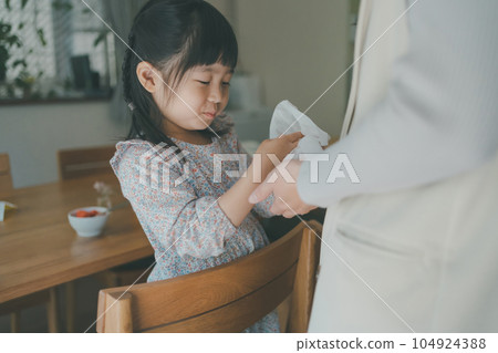 child, younger, girl 104924388