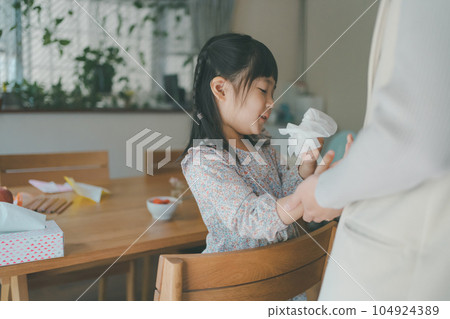 child, younger, girl 104924389